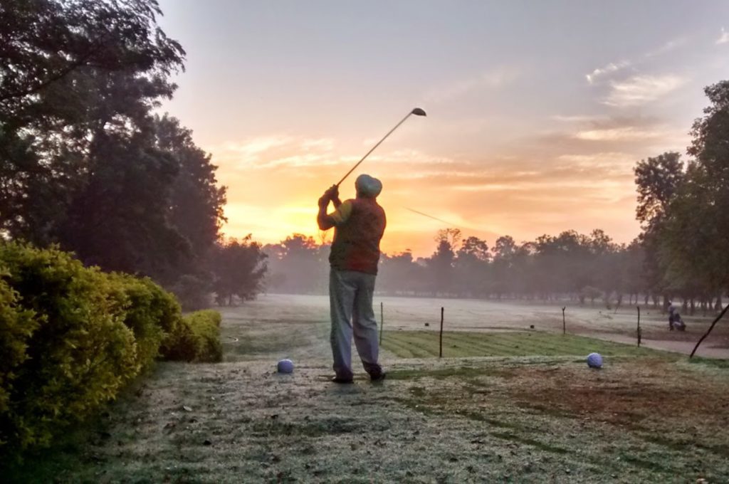 GCC man teeing of sunrise-min